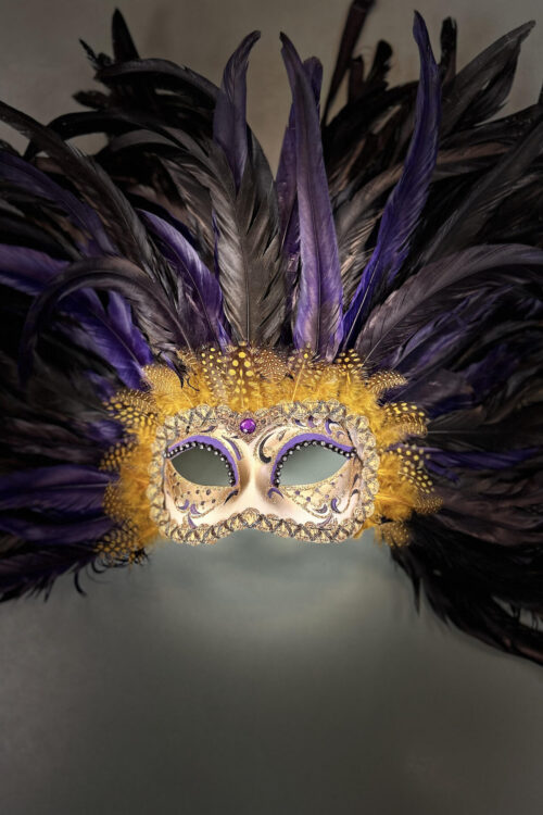 Uhke sulgedega suur mask
