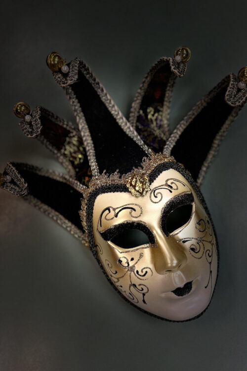 Veneetsia mask kellukestega