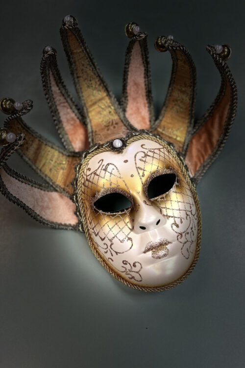 Veneetsia mask kellukestega